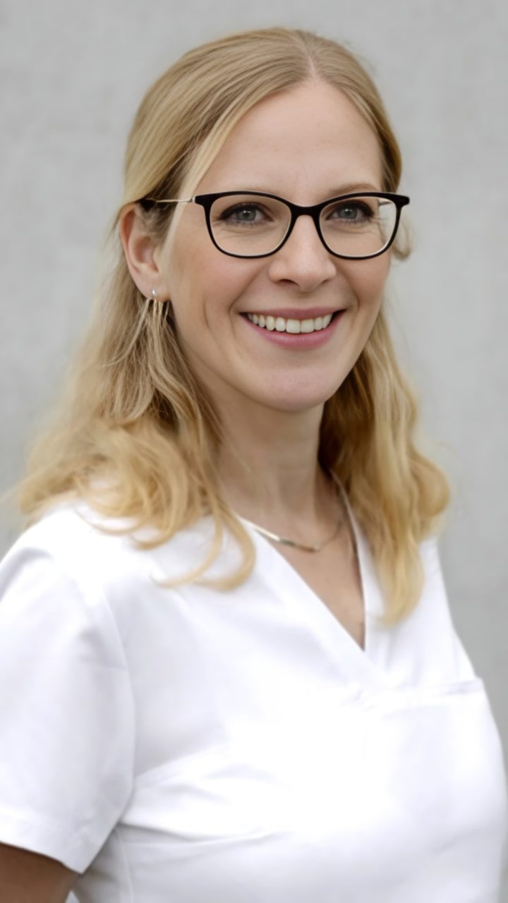 Porträtfoto von Dr. Elisabeth Schöngart, Zahnärztin in Augsburg