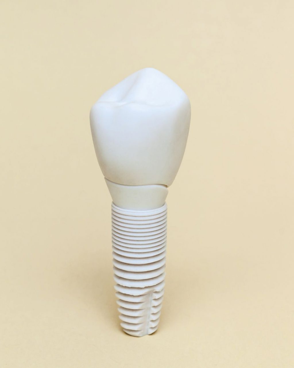 Ein Zahnimplantat aus Keramik 