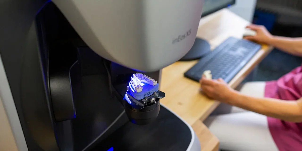 Ein Gebissmodell wird von einem Laser gescanned